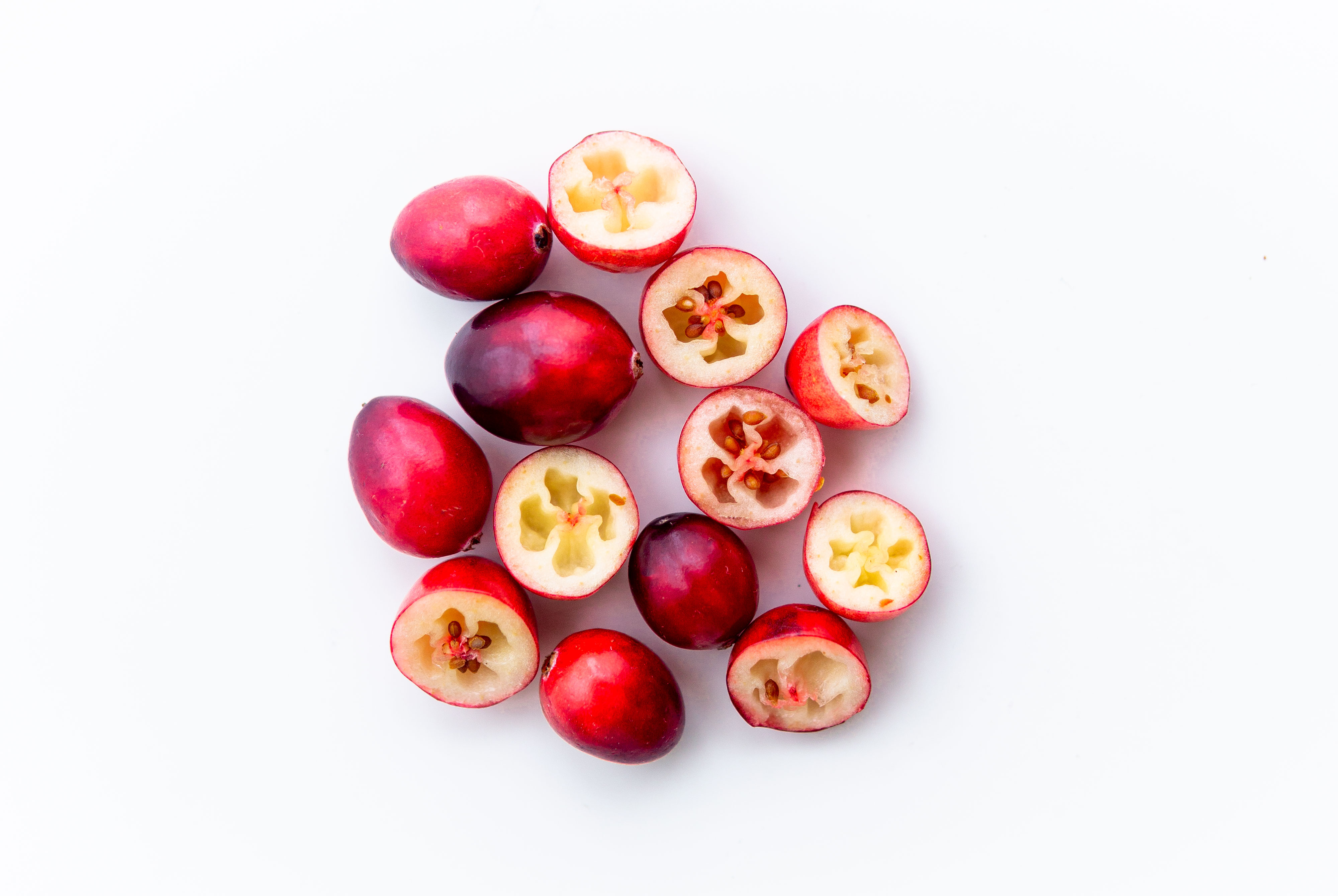 cranberries cortados a la mitad y se ven los 4 huecos y semillas