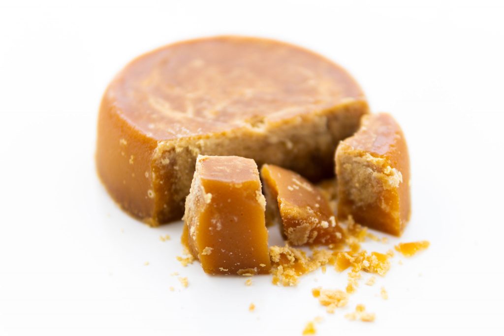 Panela o piloncillo en disco cortado