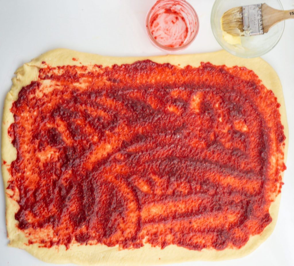 Masa extendida con mermelada para rollos  rellenos de Mermelada de frambuesa