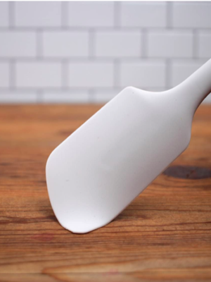 espatula balca de silicona sobre una superficie de madera