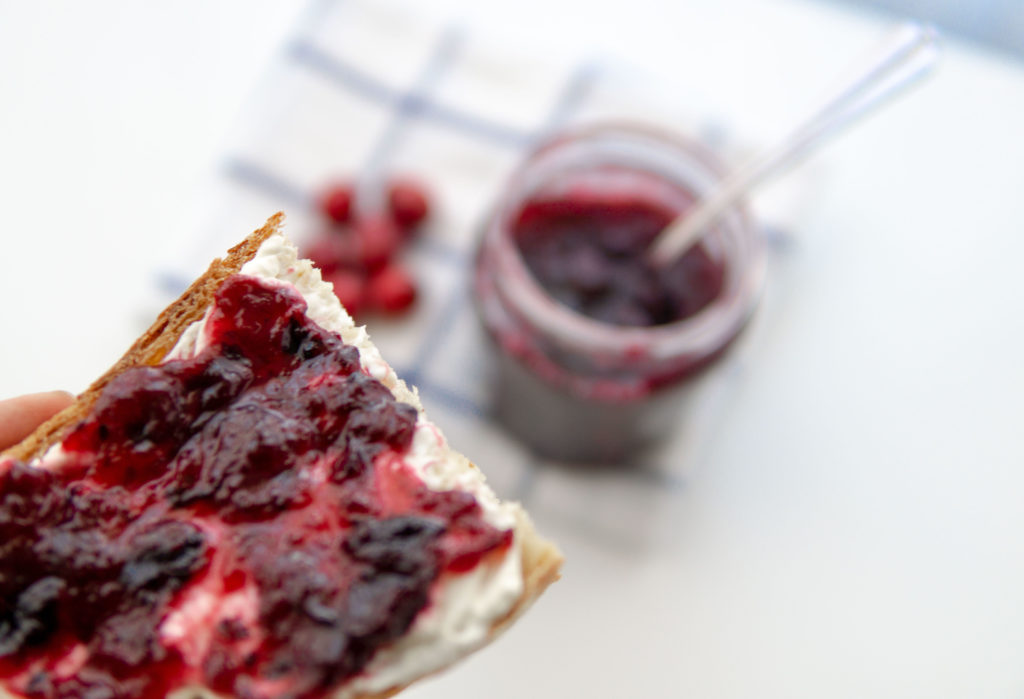 tostada de queso de untar con mermelada de cranberry