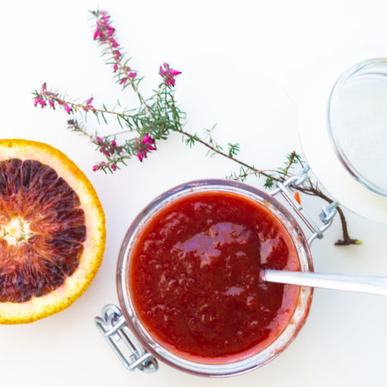 tarro con mermelada de naranja sanguina