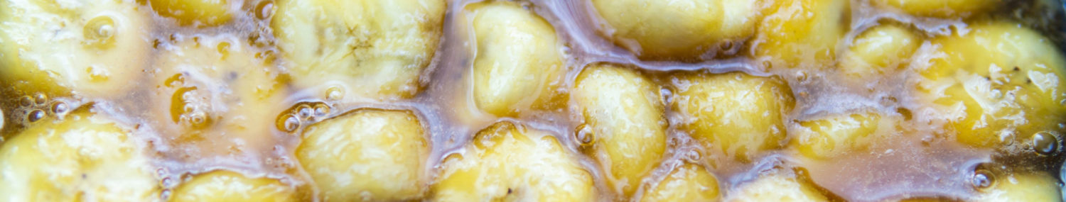 trozos de plátano en cocción