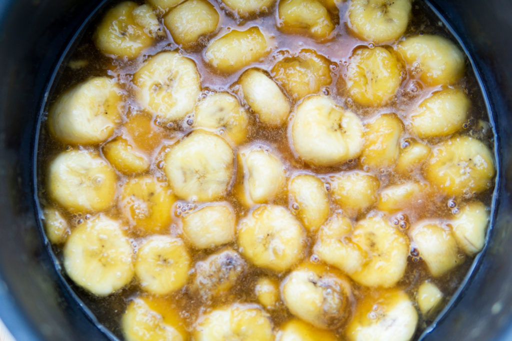 cazuela con trozos de plátano al Ron Cubano