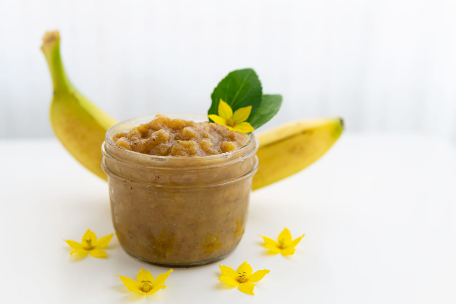 tarro de mermelada de plátano, plátano y decoración