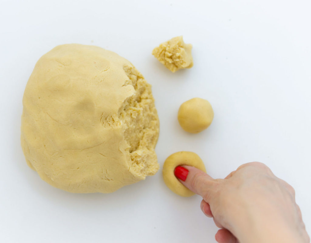 masa de thumbprint cookies o galletas mermelada con mano