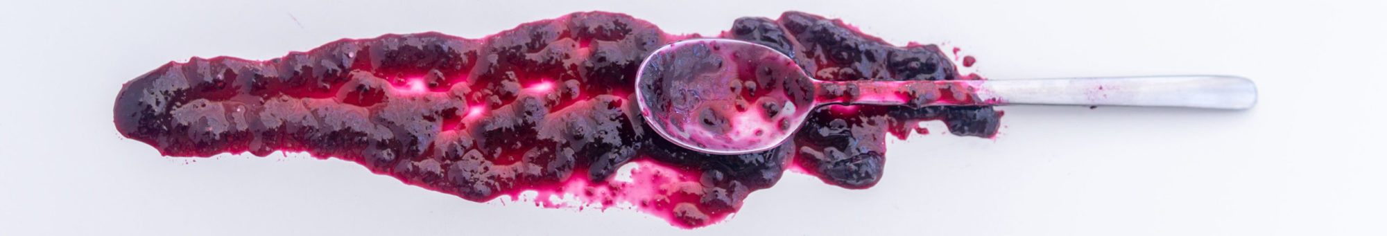 mermelada arándanos con cuchara