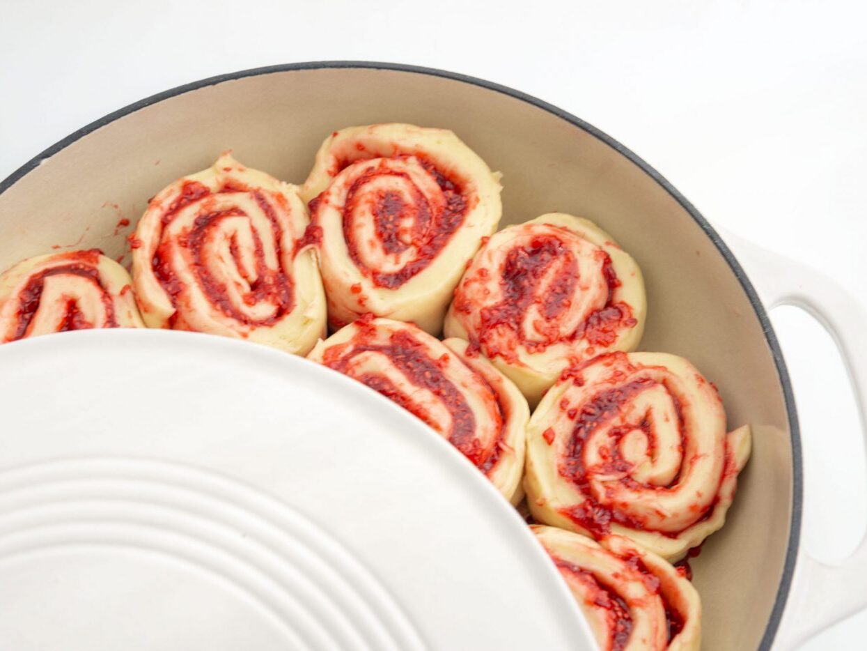 rollos Mermelada de frambuesa roja en cazuela