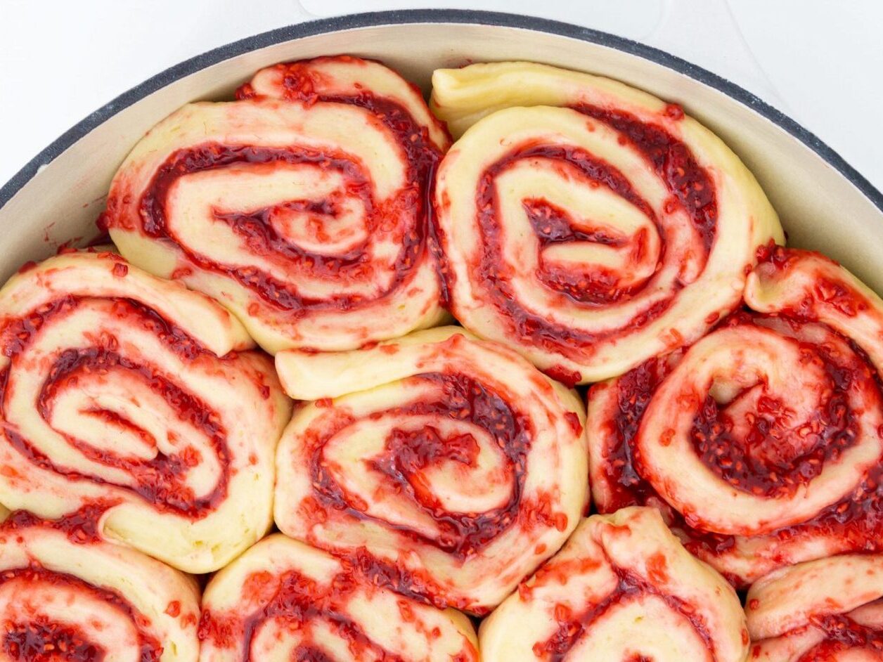 Masa Rollos rellenos de Mermelada de frambuesa levados